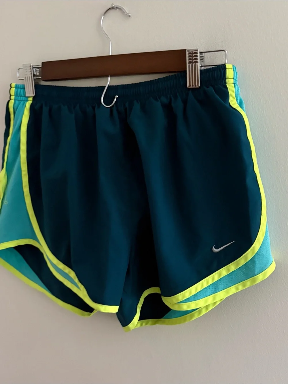 Nike Dri Fit Women’s Medium Teal Green Shorts With Liner Small Seam Rip P7